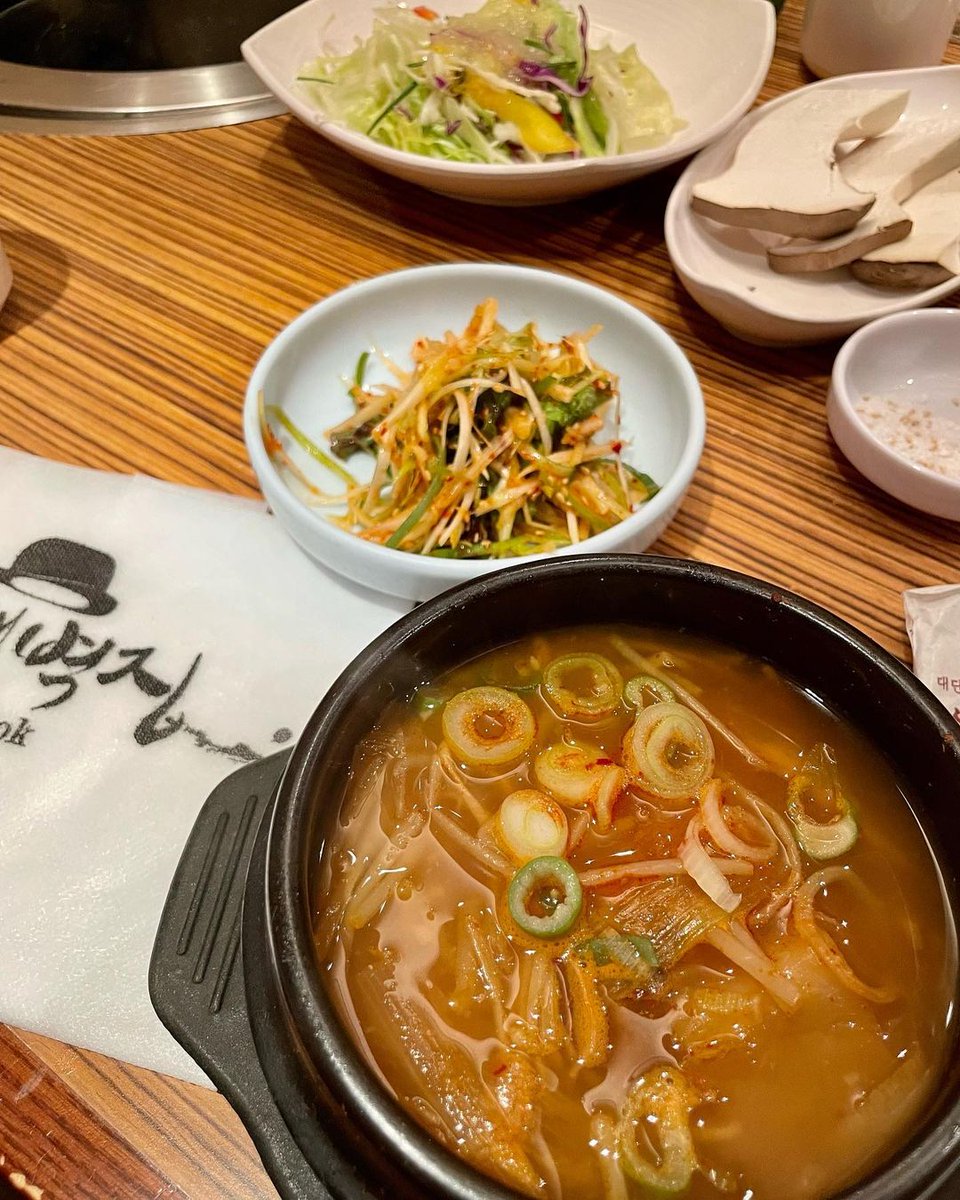 vice89152195's tweet photo. 청담동 새벽집 （清潭洞　セビョッチッ）

昔から有名なお店だけど、行ったことなかったから初めて🥰

ここはユッケビビンバが有名なんだって💕

昔からの友達とみんなで楽しくたらふく食べました‼️

#セビョクチッ #새벽집 #한국 #청담동 #청담동맛집 #청담동새벽집 #清潭洞 #清潭洞グルメ https://t.co/ajK61Y7iol
