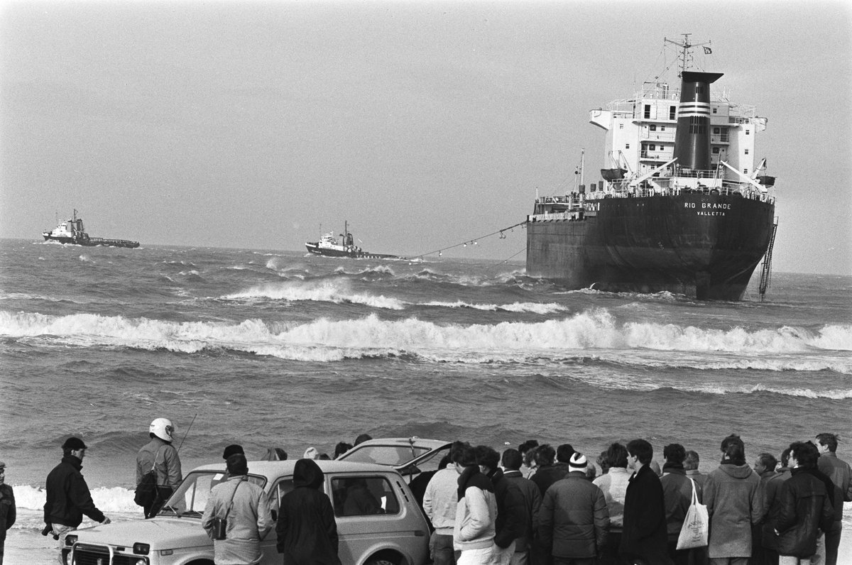 Op 15 januari 1986 drijft de Maltezer bulkcarrier Rio Grande in zware storm op het strand van Wassenaar. De 27 opvarenden worden met een helikopter van boord gehaald. Het schip is dagenlang een grote trekpleister voor dagjesmensen omdat het pas na een week kan worden losgetrokken