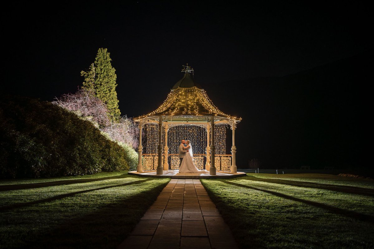 Laura and Jake chose Inn on the Lake to get married, while the hotel is stunning during the day with so many photo opportunities, at night it's fairly special too.  📸 😍