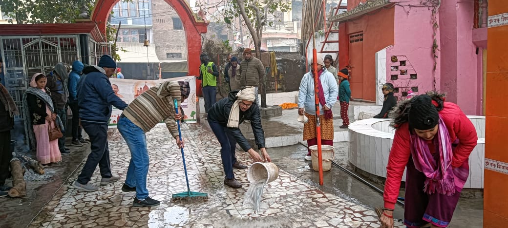 NPPBindki's tweet photo. स्वच्छ तीरथ अभियान 🧹📷#NPPBINDKI टीम द्वारा आज स्वच्छ तीरथ महोत्सव की शुरुवात की गयी जिसमे मा० अध्यक्ष जी (चेयरमैन) द्वारा आज श्री हनुमान मंदिर प्रांगण धर्मस्थल के आस-पास साफ-सफाई की गई।
#स्वच्छ_तीर्थ
#NagarVikasUP
#DMFatehpur https://t.co/eD4N5aBu7Y