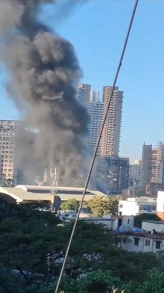 yuvnique's tweet image. Flash:

Latest visuals of a fire broke out at #BMCschool Kalachowki area of #Mumbai. 

The school was closed when the fire broke out. Five fire tenders reached the spot and started controlling fire. 

No injuries reported in this fire incident yet, the BMC said. 

#FireAccident