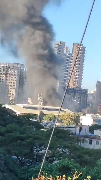 yuvnique's tweet image. Flash:

Latest visuals of a fire broke out at #BMCschool Kalachowki area of #Mumbai. 

The school was closed when the fire broke out. Five fire tenders reached the spot and started controlling fire. 

No injuries reported in this fire incident yet, the BMC said. 

#FireAccident