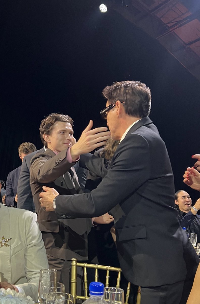 DiscussingFilm's tweet photo. Tom Holland and Robert Downey Jr reunite at the #CriticsChoiceAwards

(Source: @ErikDavis) https://t.co/SEha9H7kB7