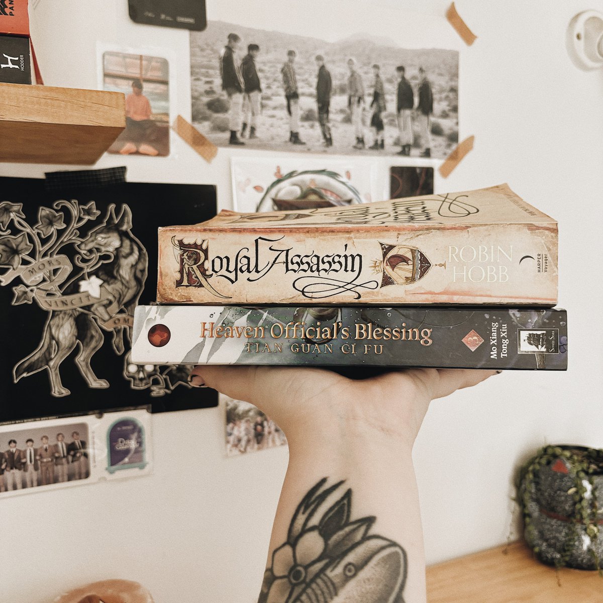 weavingmythos's tweet photo. idk if #whatthisweek is a thing here,
but heres my plans this week
Burning: Howl & Sticky Buns by @oasis_scents
Reading: Royal Assassin, Heaven Officials Blessing vol 3 & Attack on Titan vol 11 & 12
Playing: Honkai star rail & Genshin
#booktwt #hsrtwt #mangatwt #danmeitwt https://t.co/Y956s8UwwQ