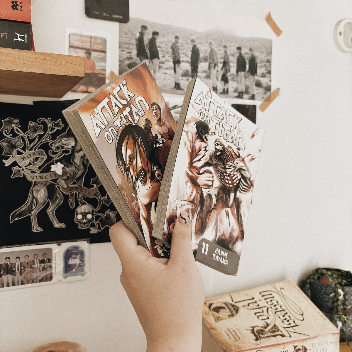 weavingmythos's tweet photo. idk if #whatthisweek is a thing here,
but heres my plans this week
Burning: Howl & Sticky Buns by @oasis_scents
Reading: Royal Assassin, Heaven Officials Blessing vol 3 & Attack on Titan vol 11 & 12
Playing: Honkai star rail & Genshin
#booktwt #hsrtwt #mangatwt #danmeitwt https://t.co/Y956s8UwwQ