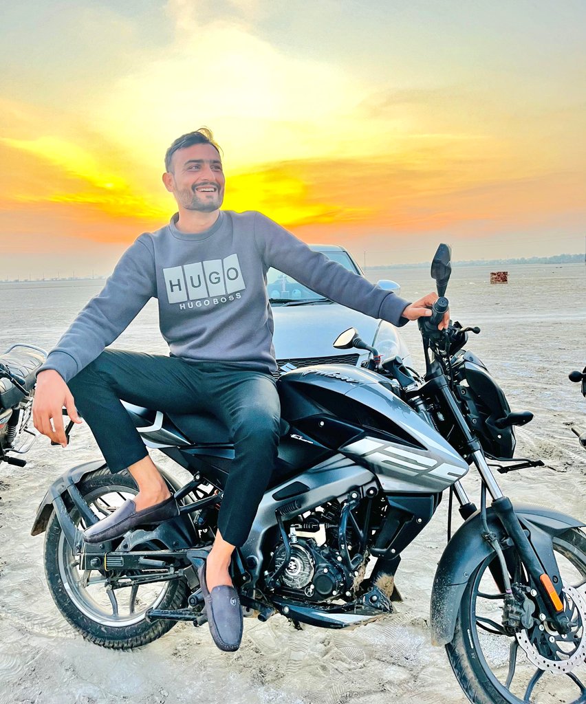 Divi05_'s tweet photo. बोले तो एकदम फटकारे वाली पोज 🤣👍
#HUGO_BOSS

@JATbera1 https://t.co/svfgAwkP6n