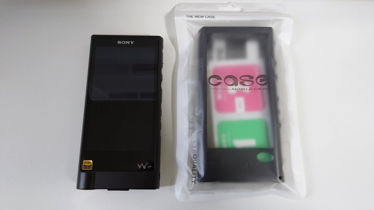 Music_peace_51's tweet photo. 「NW-ZX2」用のケースが届いてたので装着させました😀✌️。
純正ケースではないですが、在庫1点限りのブラックケースしか無かったので、ないよりも安心だ😌。
本体のカラーがブラックなので、一先ずこれで運用します📱🎧。

#SONY
#ウォークマン
#NWZX2
#ポタオデ https://t.co/pm44kMB74u
