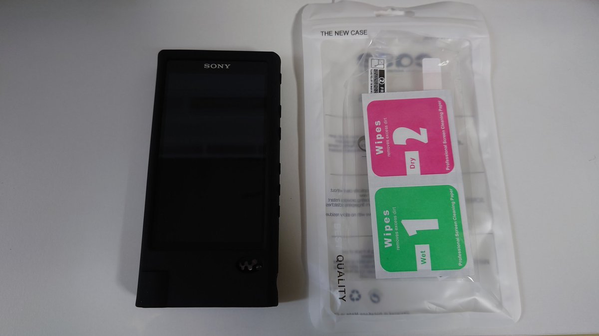 Music_peace_51's tweet photo. 「NW-ZX2」用のケースが届いてたので装着させました😀✌️。
純正ケースではないですが、在庫1点限りのブラックケースしか無かったので、ないよりも安心だ😌。
本体のカラーがブラックなので、一先ずこれで運用します📱🎧。

#SONY
#ウォークマン
#NWZX2
#ポタオデ https://t.co/pm44kMB74u