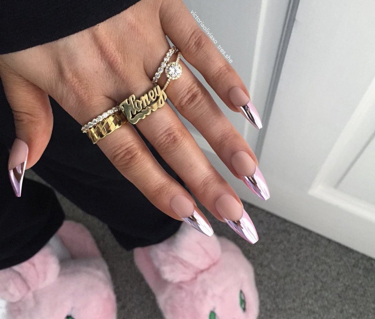 tres_she's tweet photo. Who remembers these chrome pink tips… should we bring them back? 🤔 https://t.co/2P95Hpqcir