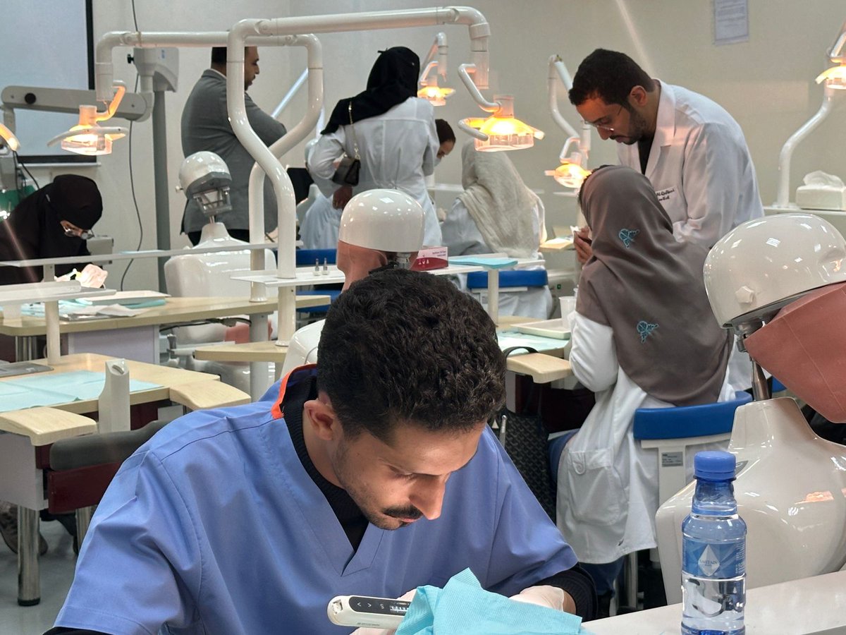 vision_colleges's tweet photo. أقامت وحدة تطوير المهارات و التعليم المستمر في #كلية_الرؤية بالرياض ورشة عمل بعنوان:

 احتراف التقنيات الإكلينيه لعلاج جذور ولب الأسنان  "Mastering Advanced Endodontics”

🎤قدمها د. أحمد القحطاني @dentistmail
 استشاري علاج الجذور

#مستقبل_التعليم_المتميز