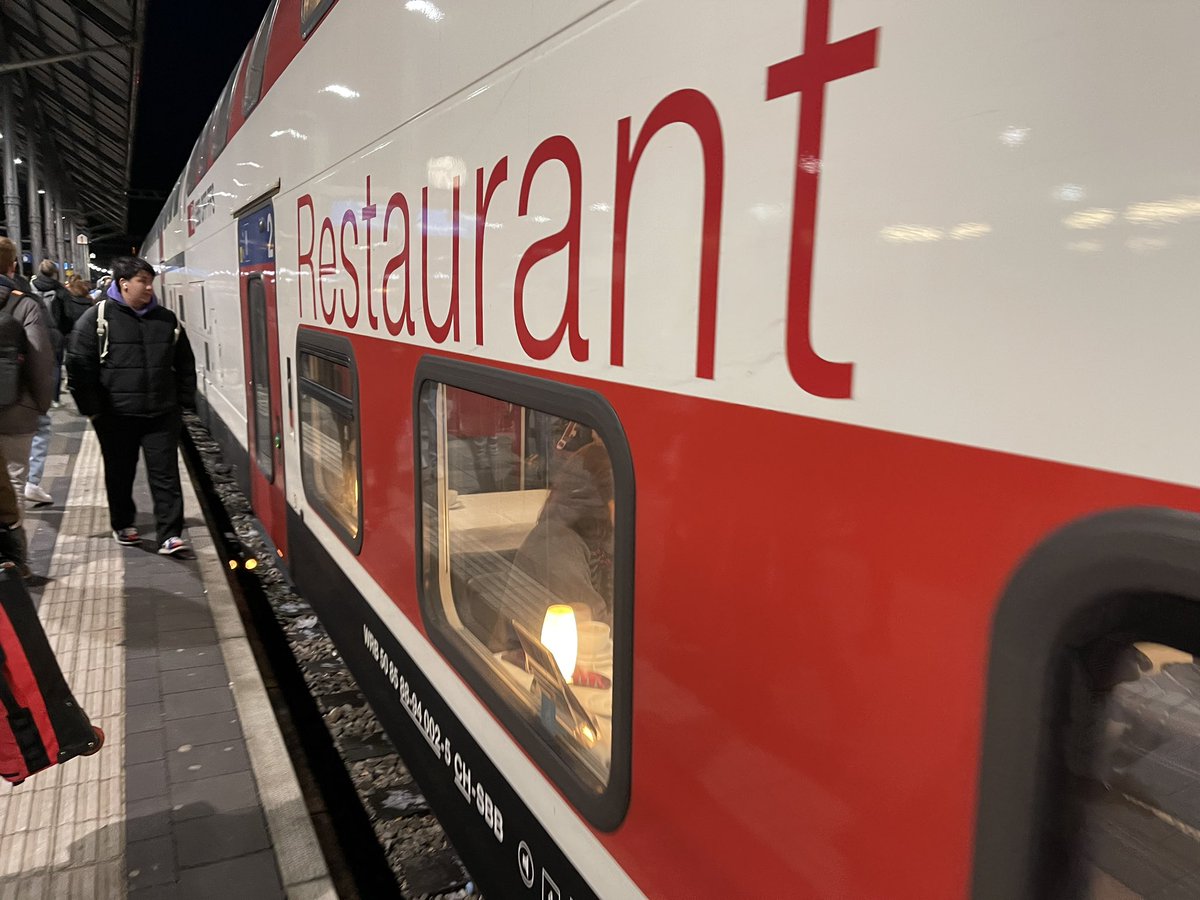 ginsig's tweet photo. Vergiss die guten Vorsätze fürs neue Jahr. Dank Elvetino landet man glücklich und zufrieden im neuen Tag und am nächsten Bahnhof. Schokolade in Form von Kugeln, Riegeln oder als „heissi Schoggi“. Als Pendler im #övlive hat man es nicht leicht mit dem Abnehmen. 😀 https://t.co/UNGhXgNvSL