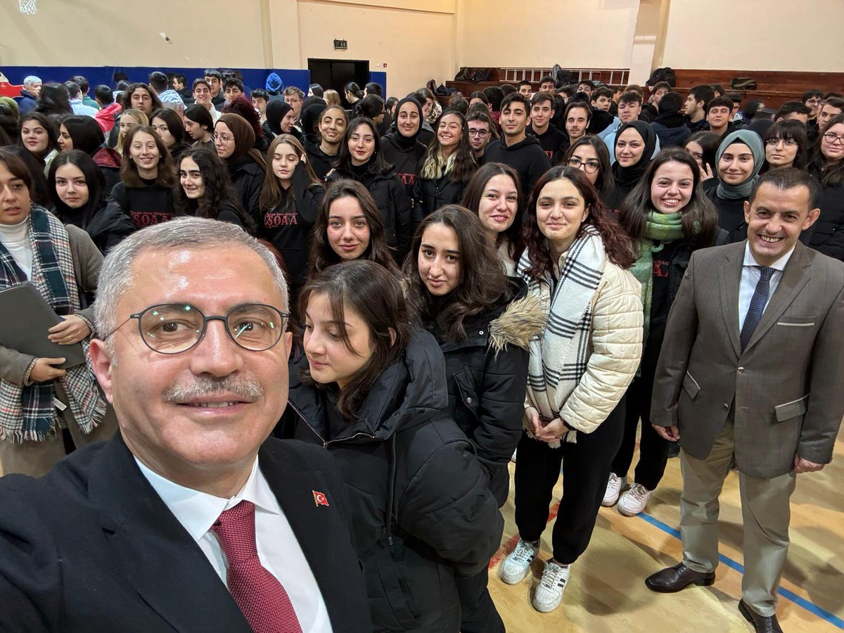 Yeni haftaya enerji dolu başlamanın formülü elbette gençlerden geçiyor! 🚀

Herkese hayırlı, bereketli bir hafta diliyorum.