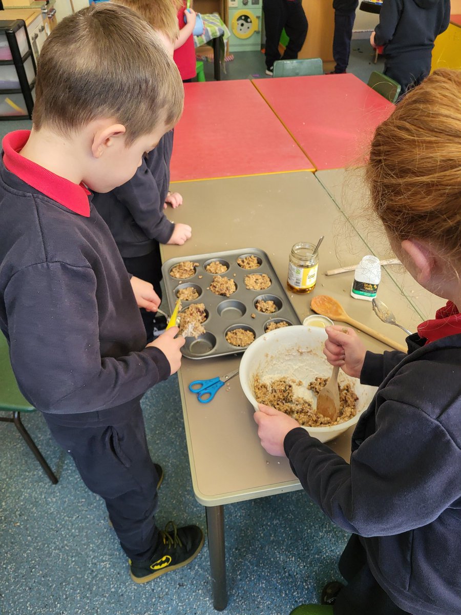 Dosbarth Tawe really enjoyed making bird seed muffins last week! #rspb #feedthebirds <a href="/URPSTawe/">Dosbarth Tawe URPS</a> <a href="/UpperRhymneyPS/">Upper Rhymney</a>