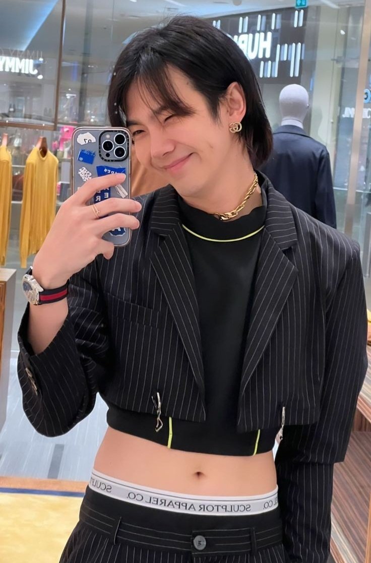 pavarisatadee's tweet photo. From coping style, music taste... and much moreeee ~~~ I meaning I can't blame herrrrrr he's beautiful and has a pretty style~~~ https://t.co/OYSwW9p1Uo