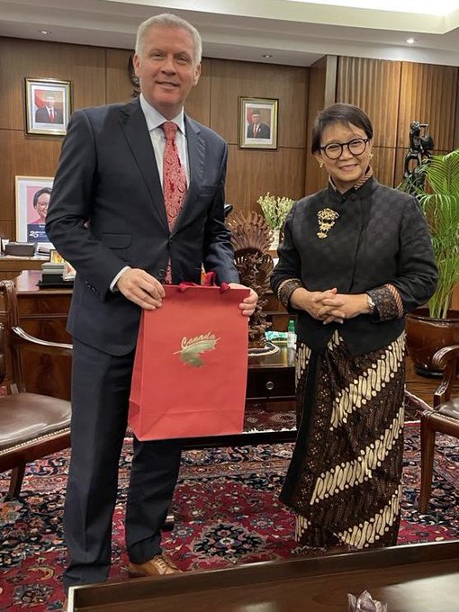 Halo Indonesia! Saya Jess Dutton, Duta Besar baru Kanada di Indonesia. Saya merasa terhormat telah bertemu Presiden Joko Widodo dan Menteri Luar Negeri Retno Marsudi bulan lalu. Siap untuk memperkuat hubungan Kanada-Indonesia di tahun 2024.
