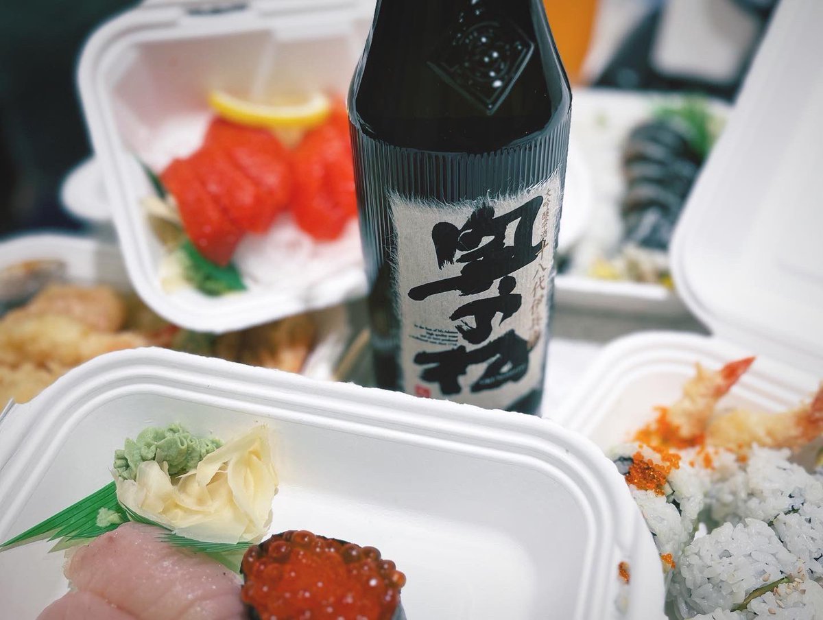 DrewMandaStyle's tweet photo. Brrr it’s cold outside - an evening in with sushi et al avec sake Daiginjo Shizukusake “Juhachidai ihei” from okunomastu brewery #sushi #sake #okunomatsusake #japan #food #dinner https://t.co/07Lq97Mqct