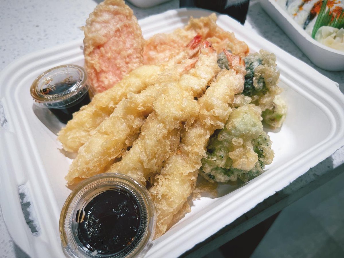 Brrr it’s cold outside - an evening in with sushi et al avec sake Daiginjo Shizukusake “Juhachidai ihei” from okunomastu brewery #sushi #sake #okunomatsusake #japan #food #dinner