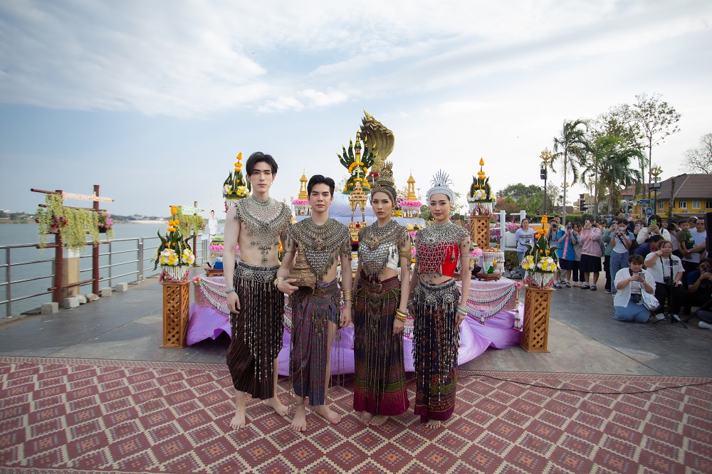 TheAllAboutEnt's tweet photo. 2 ผู้จัดซีรีส์ ลางสังหรณ์ นำทีมตัวแทนนักแสดง "บิลลี่-เบ้บ- เฮง -  สองเจ็ด" บวงสรวงองค์พญาศรีสัตตนาคราช เสริมความปัง !

https://t.co/fAMreywNwN

#TheSignลางสังหรณ์ #idolfactoryTH https://t.co/Jo8Ypov8hq
