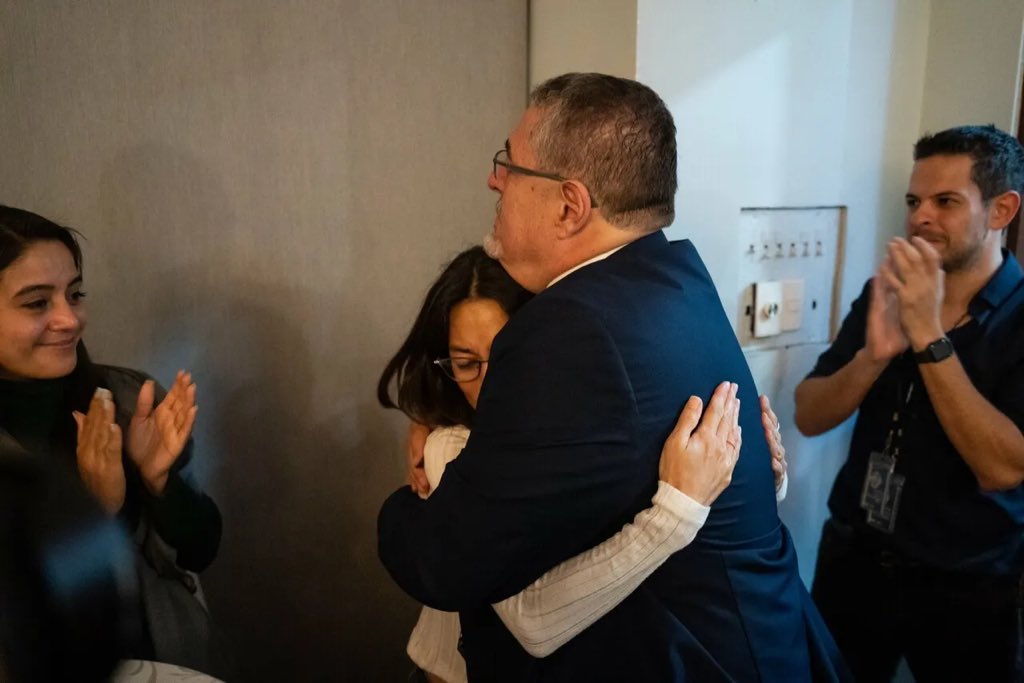 Vivaldi era uno de los músicos favoritos de Lucrecia Hernández Mack. De hecho, así se llama su gato 🐈.

Hoy Bernardo Arévalo, quien fue su compañero de bancada en el Congreso, ingresó a su toma de posesión como Jefe de Estado con “La Primavera” de Vivaldi. 🎶🫂

Detalles,