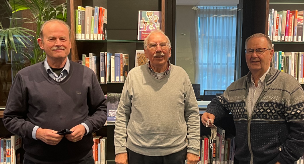 j_verburgt's tweet photo. Deze week organiseert #seniorweb de computer-vraagdagen. Wij doen mee. Dinsdag 16 jan, 14-16 uur in de Wassenaarse bibiotheek. Ook kan je terecht voor vragen over smartphone en tablet.
Weet je dat er elke dinsdag digitaal spreekuur in bieb Voorschoten is van 10-12 uur? @OBVW https://t.co/r9oza7EvXy
