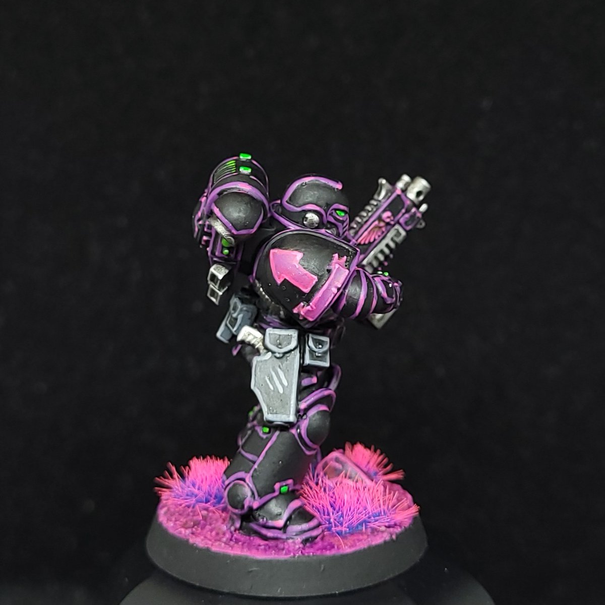 My Take on an Out Run/Synthwave Space Marine - Do you like him?
#paintingwarhammer #paintingwarhammer40k #warhammertv #warhammercommunity #gamesworkshop #gw #warhammer #warhammer40k #spacemarines #outrun #synthwave