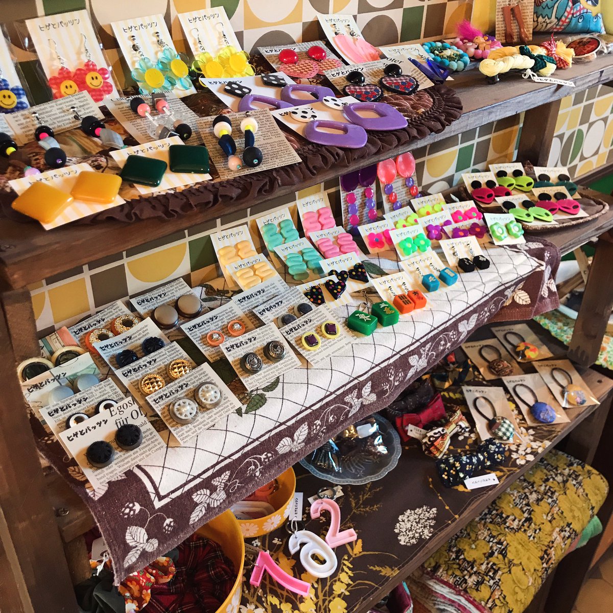 SUN_sun_00's tweet photo. 1月15日 オープンしております。

SALEにたくさんのご来店ありがとうございました！！

@hige_to_pattsun ヒゲとパッツンさんコーナーを作りました！個性的で可愛くって他にはないアクセサリー。
ぜひご覧くださいね！

本日も19時までご来店お待ちしております。

#古着屋 #古着 #ビンテージ #vintage https://t.co/iHtsMHYJYk