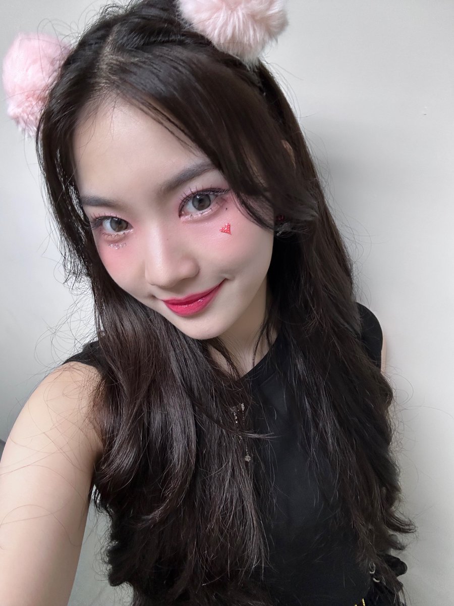 fleurswith's tweet photo. my chaerongie!! https://t.co/wOM2RH4rr3