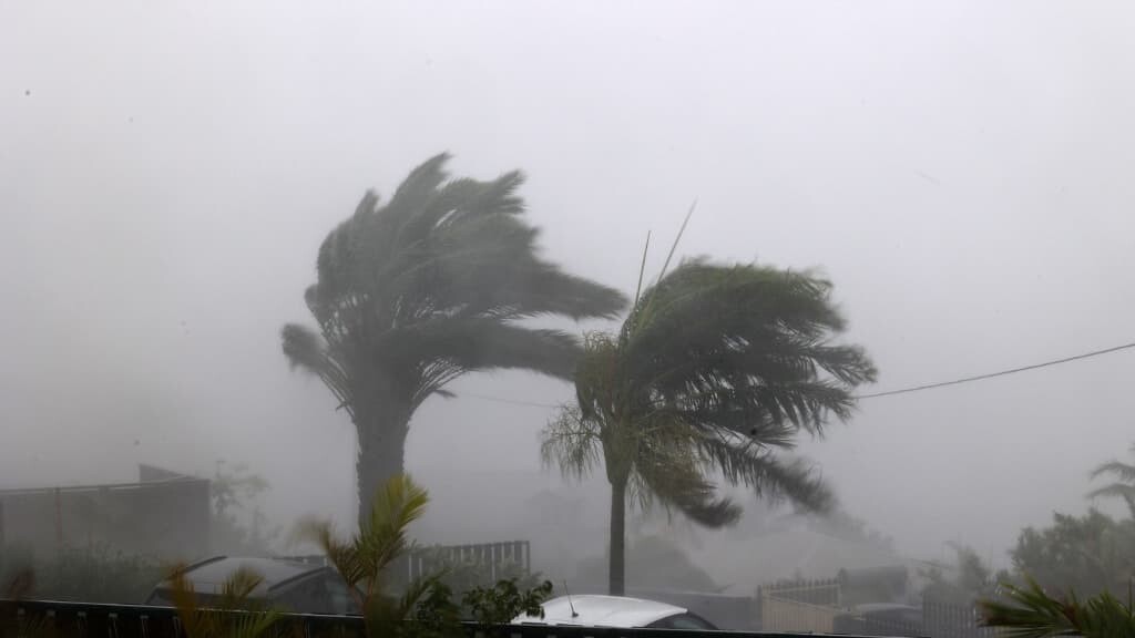 BFMTV's tweet photo. "On s’attend encore au pire": des Réunionnais témoignent après le passage du cyclone Belal
https://t.co/8SO41GDhXi https://t.co/RHECJviLBw