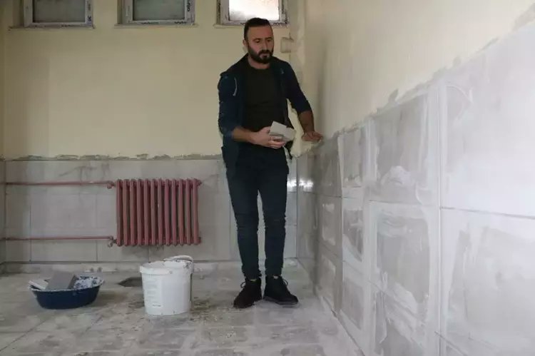 yirmiucderece's tweet photo. ➖ Bingöl’ün Karlıova ilçesine müdür olarak atanan Sedat Hacıoğlu, mesai dışında okulun çatı, boya ve fayans işlerini yapıyor https://t.co/lGBjadqUtl