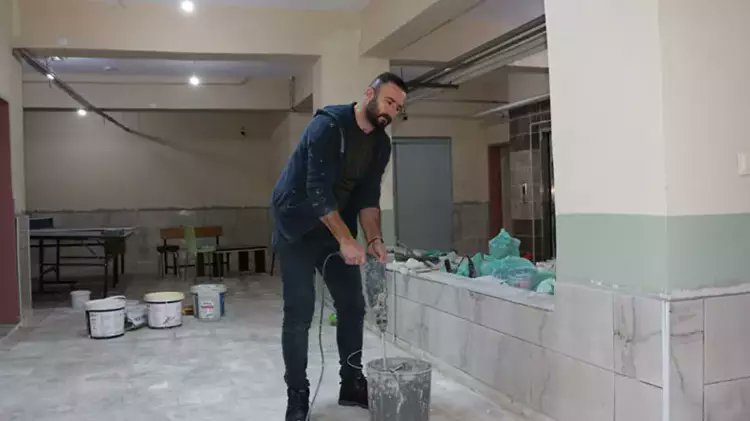 yirmiucderece's tweet photo. ➖ Bingöl’ün Karlıova ilçesine müdür olarak atanan Sedat Hacıoğlu, mesai dışında okulun çatı, boya ve fayans işlerini yapıyor https://t.co/lGBjadqUtl