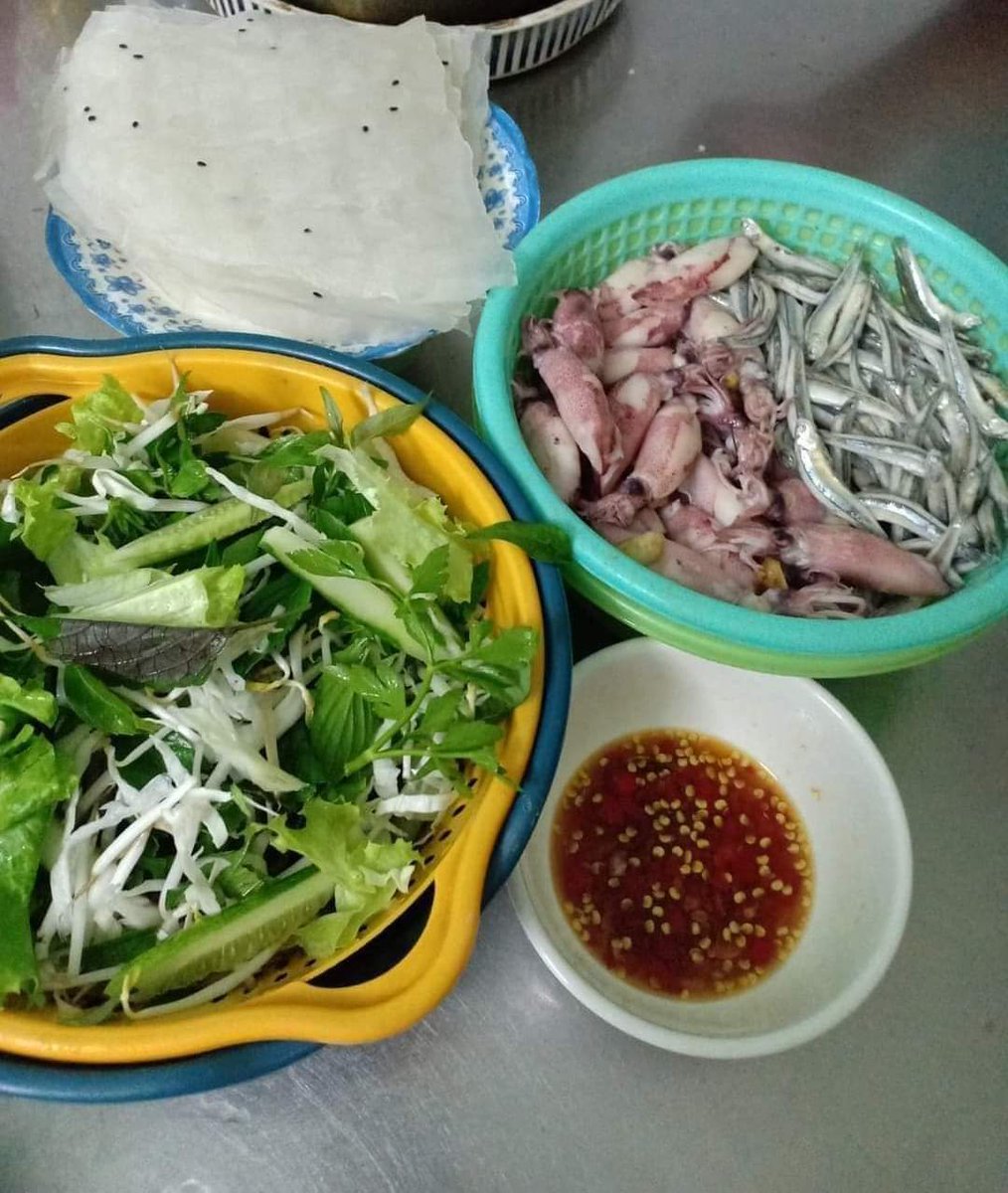 Rồi rồi tới công chuyện. Bánh tráng, rau sống, mực hấp, cá hấp #ngon #delicious chỉ Nẫu mới biết ngon chừng nào
