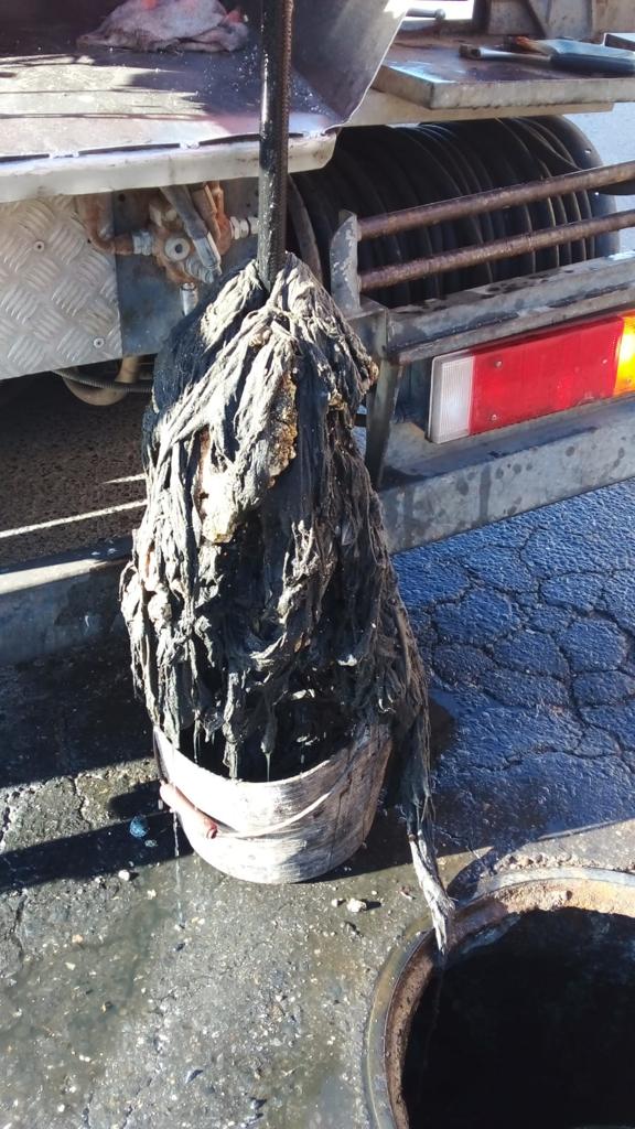 InfoHidralia's tweet photo. 😱 ¡El #MonstruoToallitas ha empezado fuerte este 2024!
😡 Nos lo hemos encontrado esta vez en #Adra mientras limpiábamos la red
🚮 ¡Recuerda! Las toallitas siempre a la papelera
❌️🚽 ¡Nunca por el retrete!
👹 #ElMonstruoExiste https://t.co/tiztzMtHdI