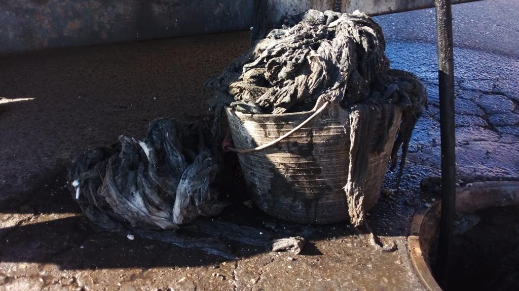 InfoHidralia's tweet photo. 😱 ¡El #MonstruoToallitas ha empezado fuerte este 2024!
😡 Nos lo hemos encontrado esta vez en #Adra mientras limpiábamos la red
🚮 ¡Recuerda! Las toallitas siempre a la papelera
❌️🚽 ¡Nunca por el retrete!
👹 #ElMonstruoExiste https://t.co/tiztzMtHdI