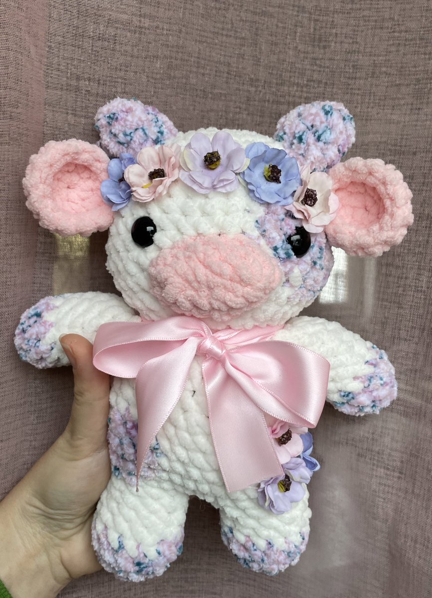 polarbeeru's tweet photo. Hana 🐮🌸 [Creation surprise pour @_Mini_Pousse_, gagnante du Giveaway] 

C’est clairement ma création préférée à l’heure actuelle, j’me suis trop amusée à la faire ! Les fleurs viennent du fond d’un placard, je les avaient achetées pour un autre projet qui n’a jamais abouti 💕 https://t.co/rqFM7wJQLk