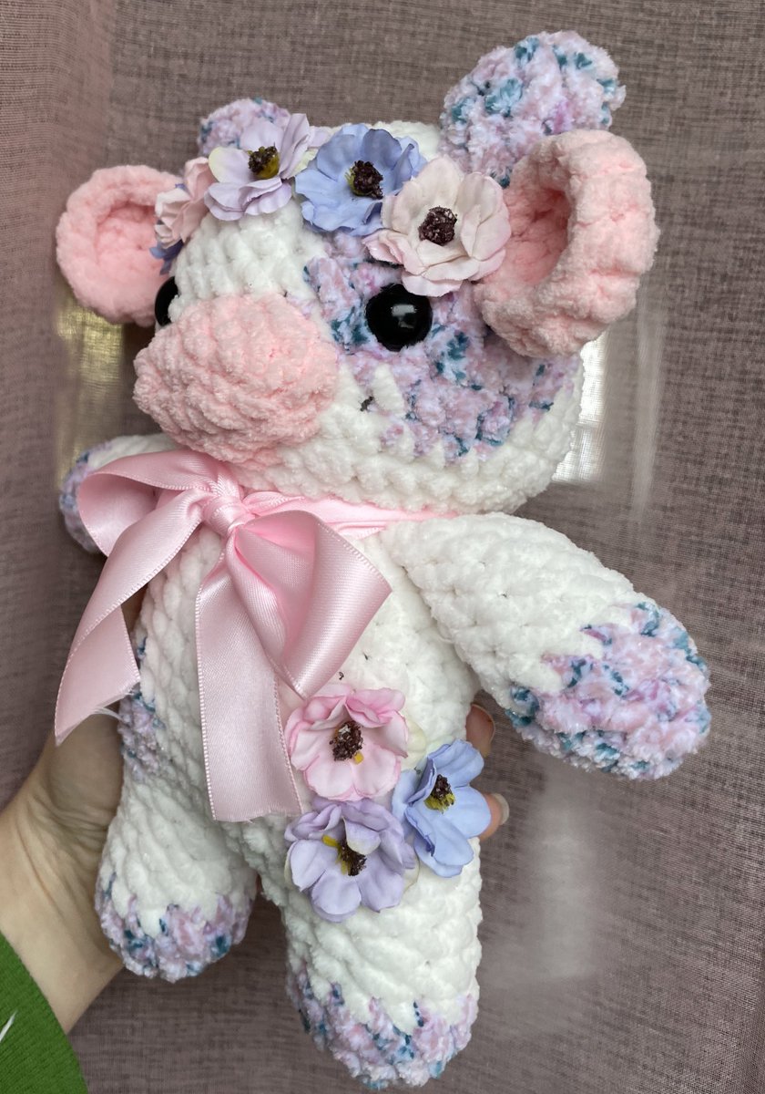 polarbeeru's tweet photo. Hana 🐮🌸 [Creation surprise pour @_Mini_Pousse_, gagnante du Giveaway] 

C’est clairement ma création préférée à l’heure actuelle, j’me suis trop amusée à la faire ! Les fleurs viennent du fond d’un placard, je les avaient achetées pour un autre projet qui n’a jamais abouti 💕 https://t.co/rqFM7wJQLk