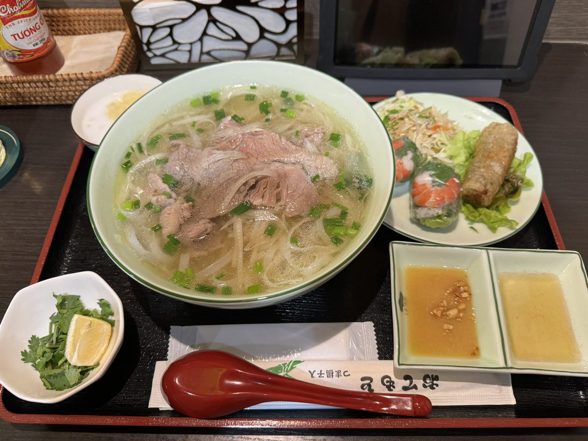 ほんじつのランチ！ベトナム料理だいすき〜
透けててえっちだね
中身が丸見えだよ？()