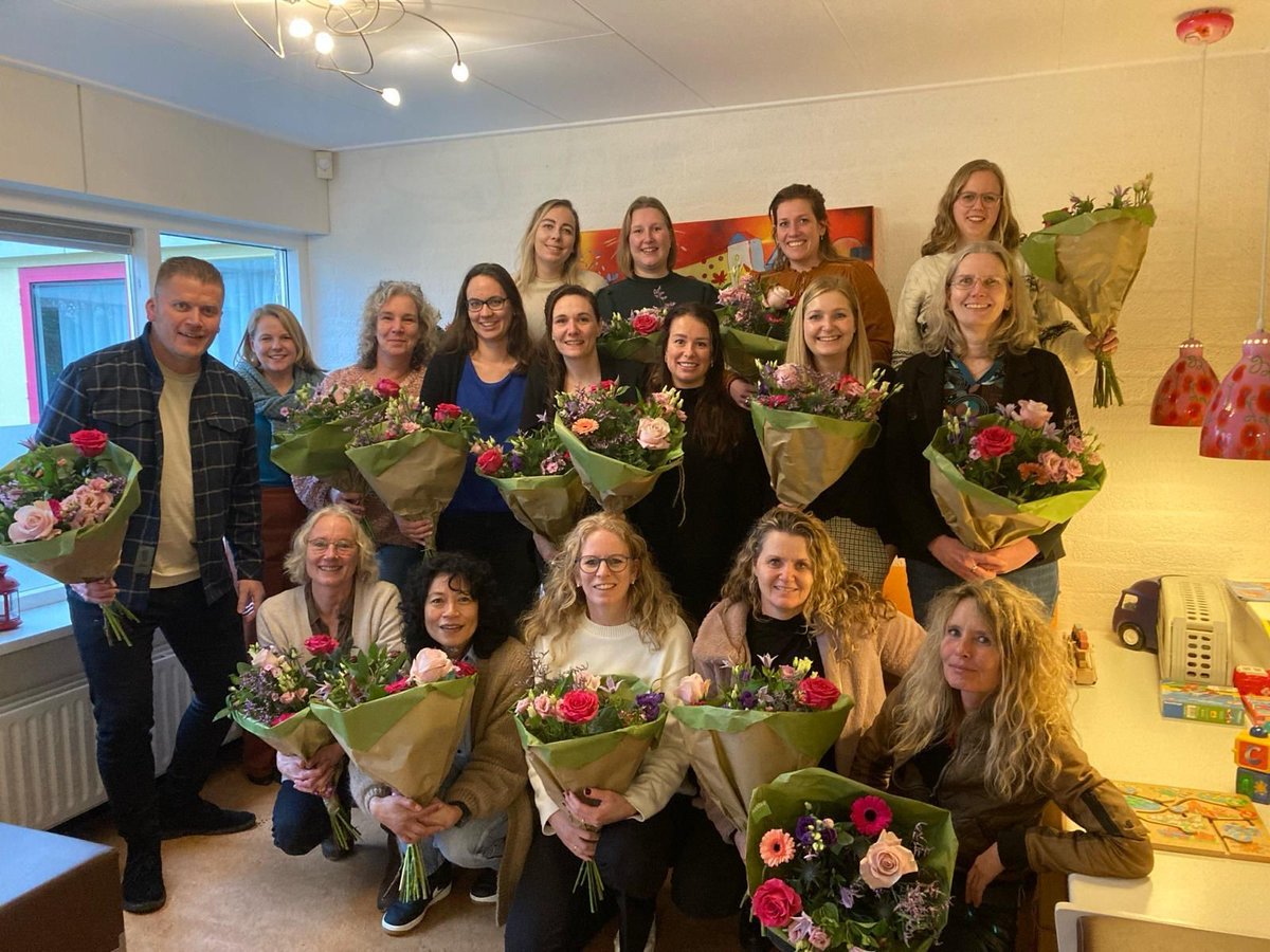 Elkergroningen's tweet photo. Maar liefst 16 collega's van het #MKD en #ambulantjongekind ontvingen vrijdag hun diploma basiscursus #IMH. 

Van harte gefeliciteerd allemaal💐!
 
#imh #infantmentalhealth #jongekind #jeugdhulp #systeemgericht #systemisch #gezinshulp #ouderschap #ittakesavillage https://t.co/kQoxVAy4Xk