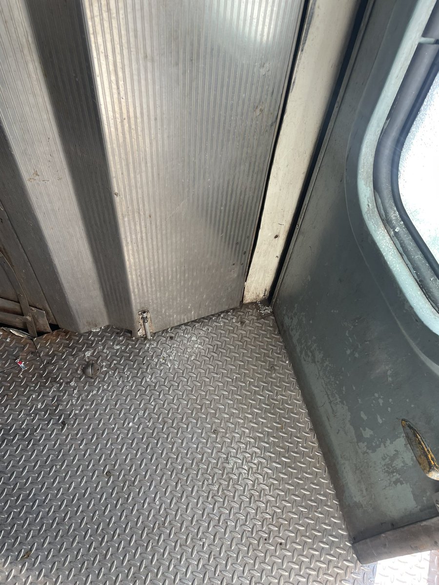 _madxd's tweet photo. Travelling on 13281 dibrugarh Rajendra Nagar terminus coach no S-3 the boggys gate window has been broken and it’s quite risky for people wearing slippers can injured than even to other peoples please do something about it @RailwaySeva @AshwiniVaishnaw @RailMinIndia https://t.co/tSEqaP8y7s