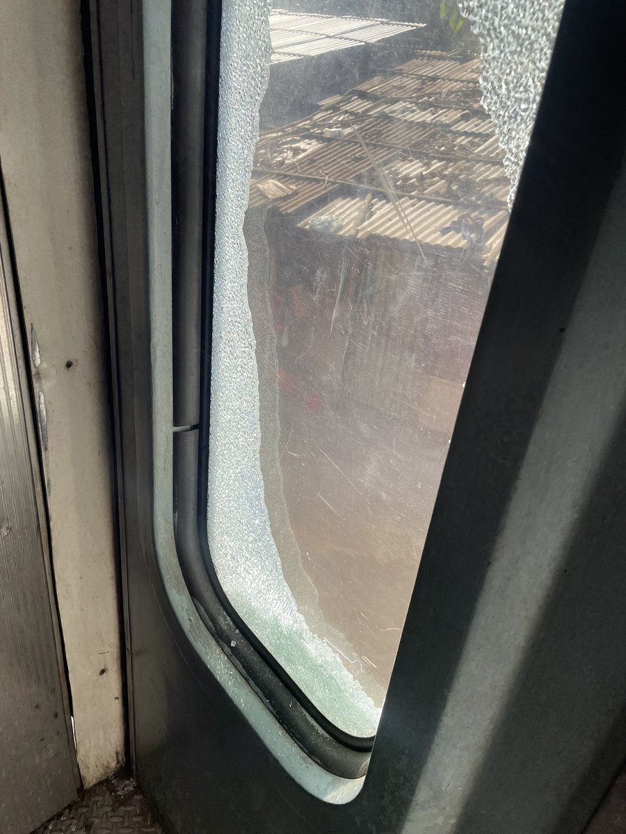_madxd's tweet photo. Travelling on 13281 dibrugarh Rajendra Nagar terminus coach no S-3 the boggys gate window has been broken and it’s quite risky for people wearing slippers can injured than even to other peoples please do something about it @RailwaySeva @AshwiniVaishnaw @RailMinIndia https://t.co/tSEqaP8y7s