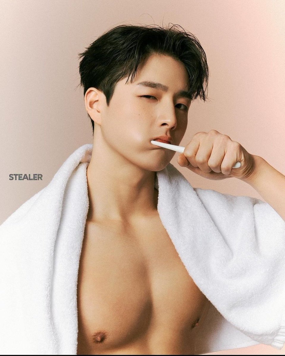 KOREANHUNKS's tweet photo. 하나 둘 셋🎊
#koreanhunks #koreanmodel #malemodel #kmodel2024 #korea. #koreanboy #model2024 https://t.co/JxHe5eyFRx