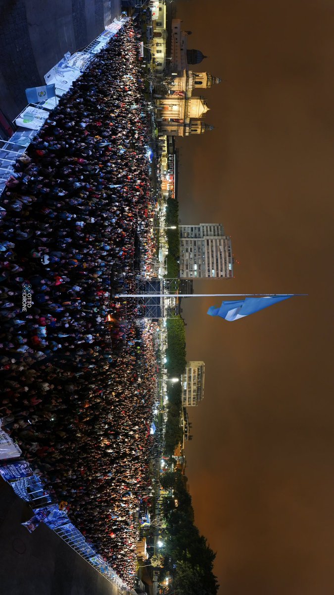 Plaza de la Constitución durante la juramentación del nuevo Presidente en Funciones de Guatemala, Bernardo Arévalo. 
15 de enero 2024, 01:00am