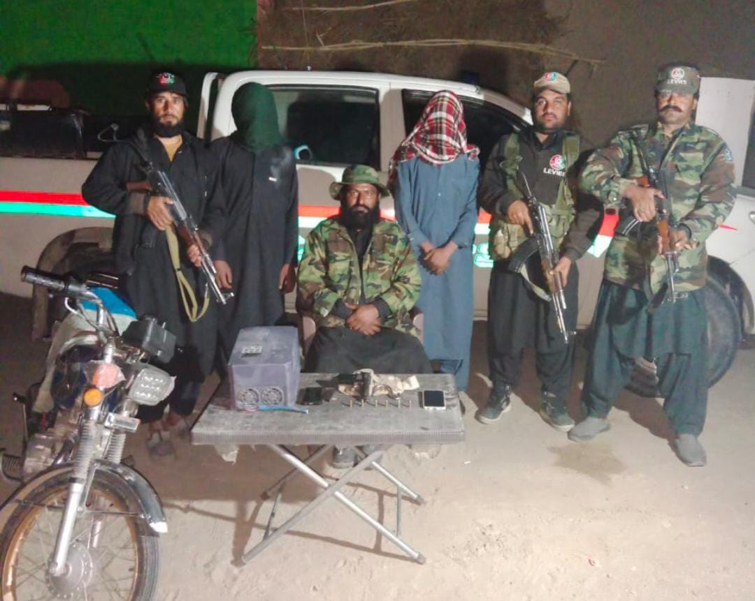 لیویز فورس کی کاروائی دو چور گرفتار 
ایک عدد یوپی ایس ایک عدد پسٹل بمعہ میگزین چھ عدد راونڈ برآمد کرلیا مزید تفتیش جاری رہیگی