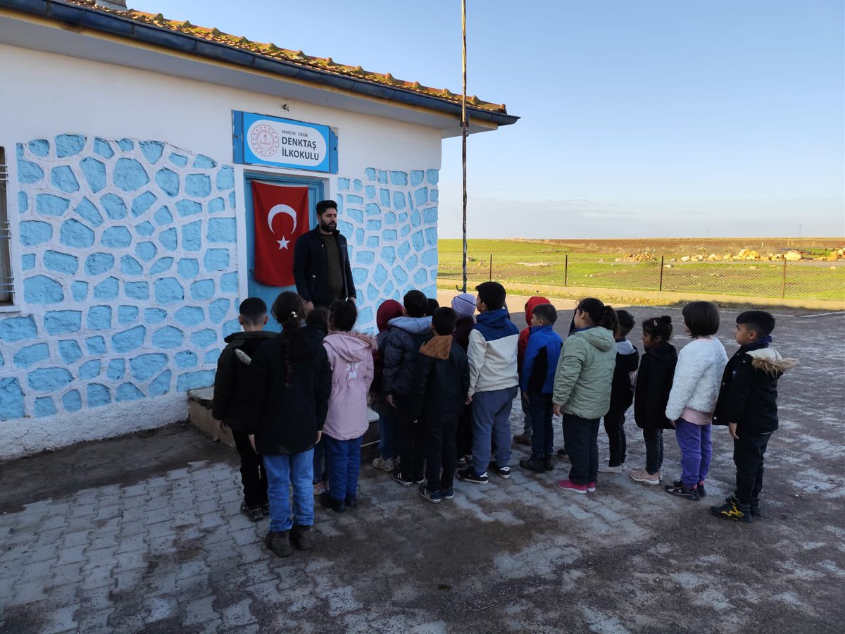 DenktasDerik's tweet photo. Vatanı uğruna şehit olan kahraman askerlerimiz için saygi duruşunda bulunduk. Mekanlari cennet olsun🤲🏻 https://t.co/ahqad3ChwK