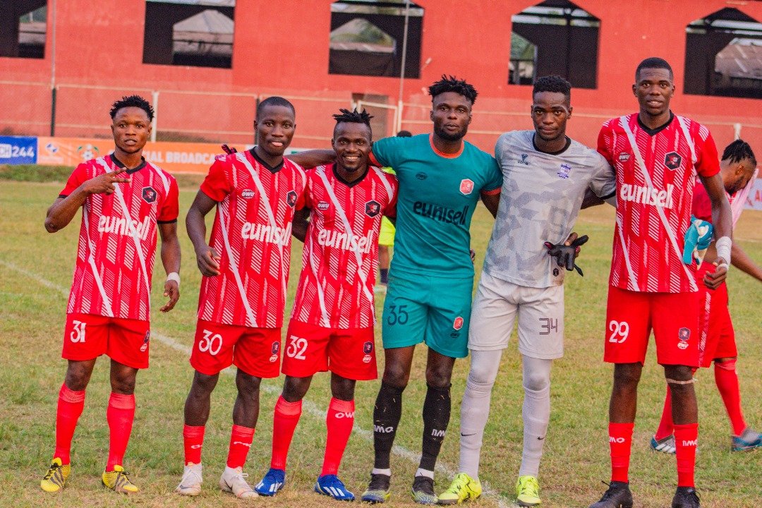 OsayiKingdom's tweet photo. Romans 8 vs 18 the pain you're having today can't be compared to the Joy and happiness of Tomorrow. A bad day doesn't define a man. Good too meet some friends. frame 2 is myself with another @mfmfclagos product #Arinze a Joy to watch. #mfmfc has produce so much to be forgotten!! https://t.co/9azzbrcork
