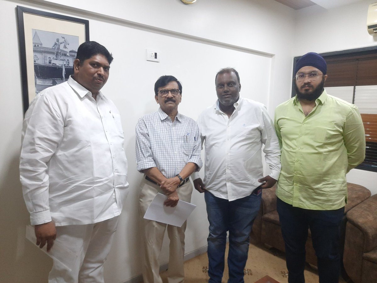 मकरसंक्रांती निमित्त #Shivsena नेते खा #SanjayRaut साहेबांची भेट घेऊन शुभेच्छा दिल्या व दक्षिण मध्य मुंबई लोकसभा मतदारसंघा बाबत चर्चा केली. प्रसंगी मुंबई राष्ट्रवादीचे नेते <a href="/iNitinDeshmukh/">Nitin Hindurao Deshmukh</a> व <a href="/GurjyotKeer/">Gurjyot Singh Keer</a> सोबत होते.

#SharadPawar #NCP #MVA #India #Makarsankranti <a href="/rautsanjay61/">Sanjay Raut</a>