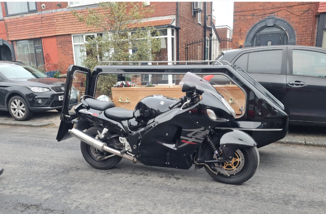 BCM_Funerals's tweet photo. We was honoured to be entrusted with celebrating the life and saying a sad farewell to a lovely gentleman last week.
#Hearse #motorcyclehearse #motorcyclefunerals #suzuki #hayabusa #funeral #coffin #Dukinfield #Crematorium #Tameside #Manchester https://t.co/0rHc6Zon4M