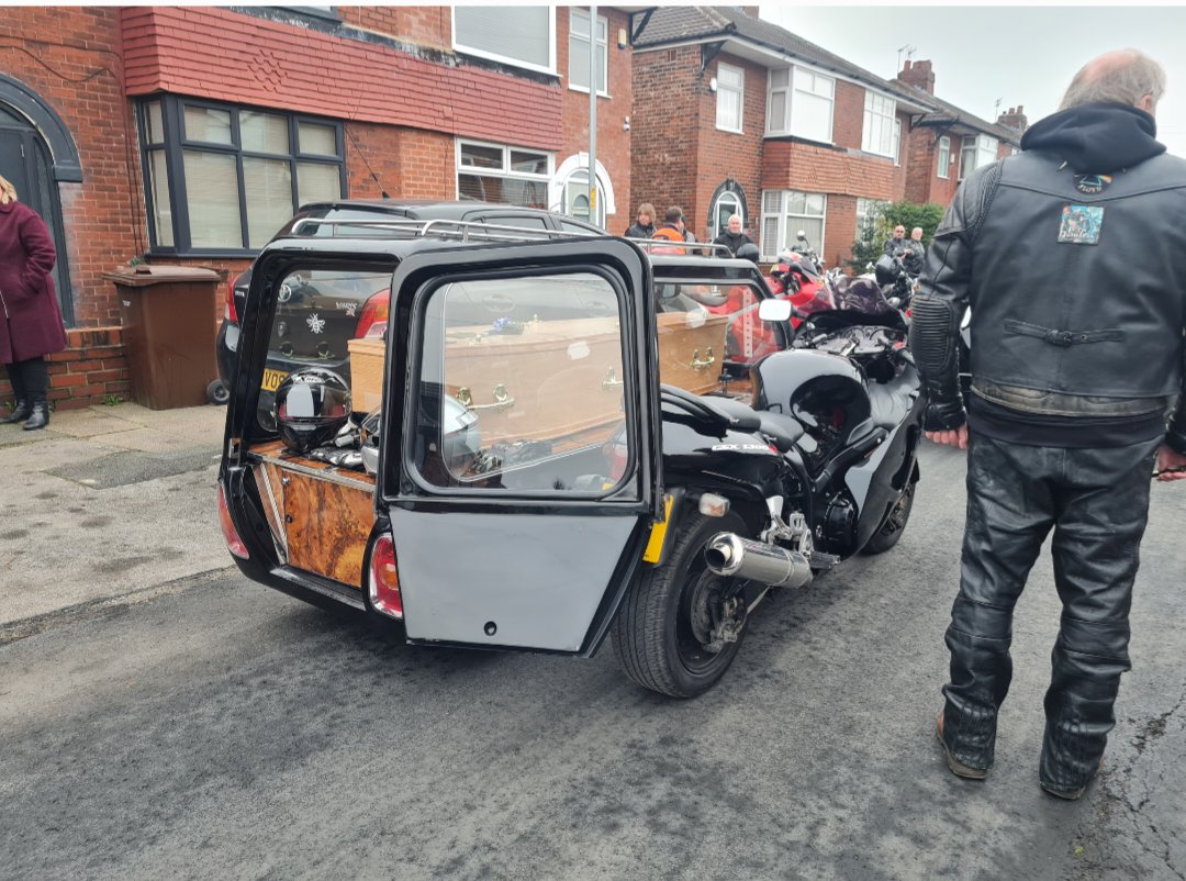 BCM_Funerals's tweet photo. We was honoured to be entrusted with celebrating the life and saying a sad farewell to a lovely gentleman last week.
#Hearse #motorcyclehearse #motorcyclefunerals #suzuki #hayabusa #funeral #coffin #Dukinfield #Crematorium #Tameside #Manchester https://t.co/0rHc6Zon4M