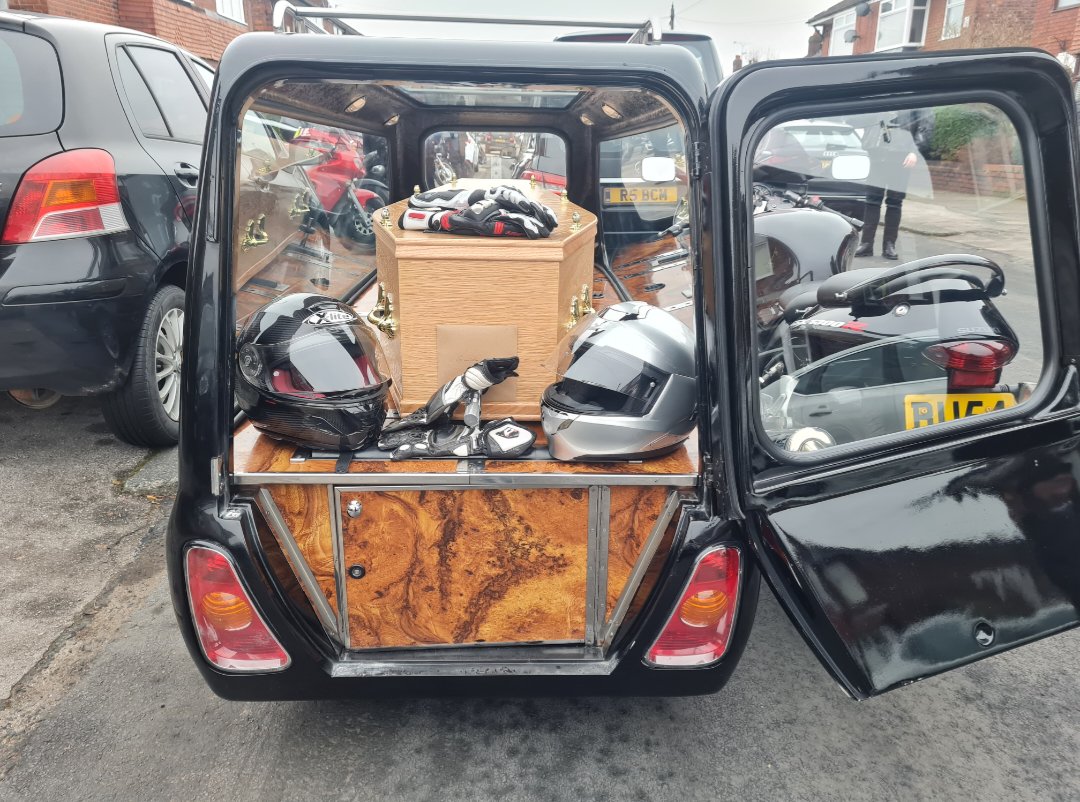 BCM_Funerals's tweet photo. We was honoured to be entrusted with celebrating the life and saying a sad farewell to a lovely gentleman last week.
#Hearse #motorcyclehearse #motorcyclefunerals #suzuki #hayabusa #funeral #coffin #Dukinfield #Crematorium #Tameside #Manchester https://t.co/0rHc6Zon4M