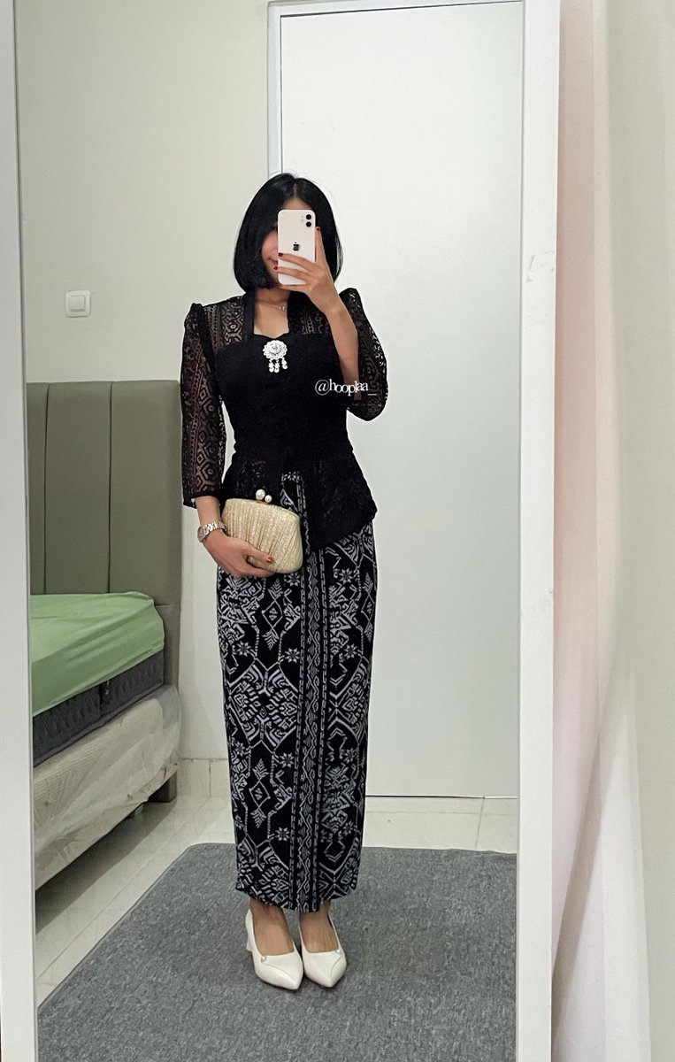 hooplaa_'s tweet photo. KEBAYA AKU UDA SAMPEE CANTIK KALII 100rban doang cuy😭❤️

uda macam gadis kretek blm ni? https://t.co/7iy1SuHamj