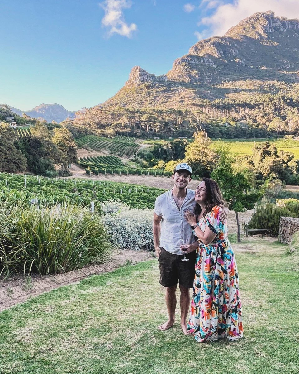 YesReallyAngel's tweet photo. Our first date was on this wine farm 3.5 months ago. 
We sat on this lawn and got to know each other for SEVEN HOURS, (which was a shock when we remembered to look at the time)

Yesterday we returned to the scene of the crime, with friends and laughter, together 🩷🥰 https://t.co/gGGQCREnsC